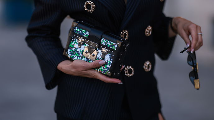 Winter-Trend 2022: Partytime! Mit diesen funkelnden Taschen bringen wir uns jetzt in Feierlaune