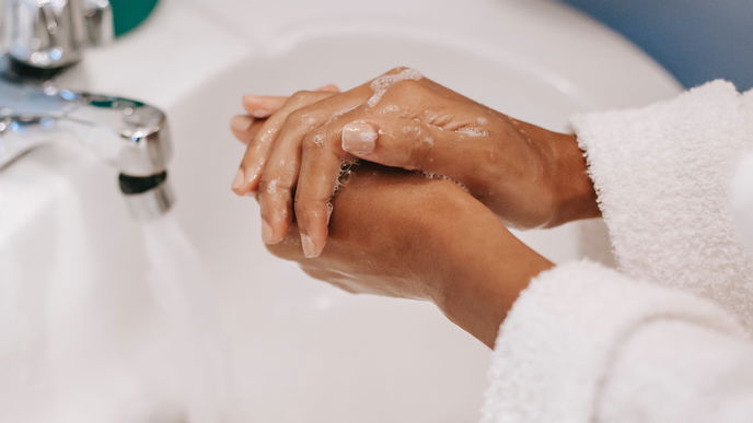 Nagel-Trend 2022: Trockene Fingernägel sind dank der "Hot Oil Manicure" wieder schnell gepflegt