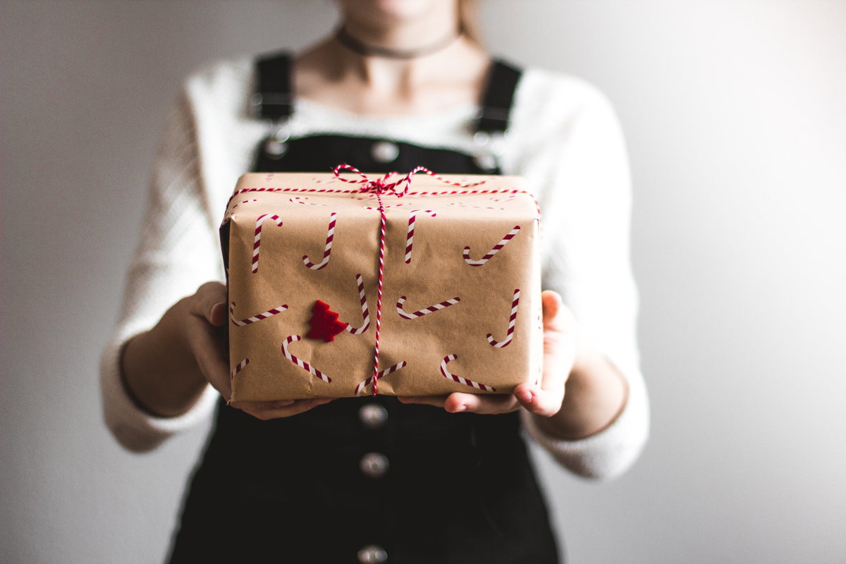 Frau überreicht Geschenk