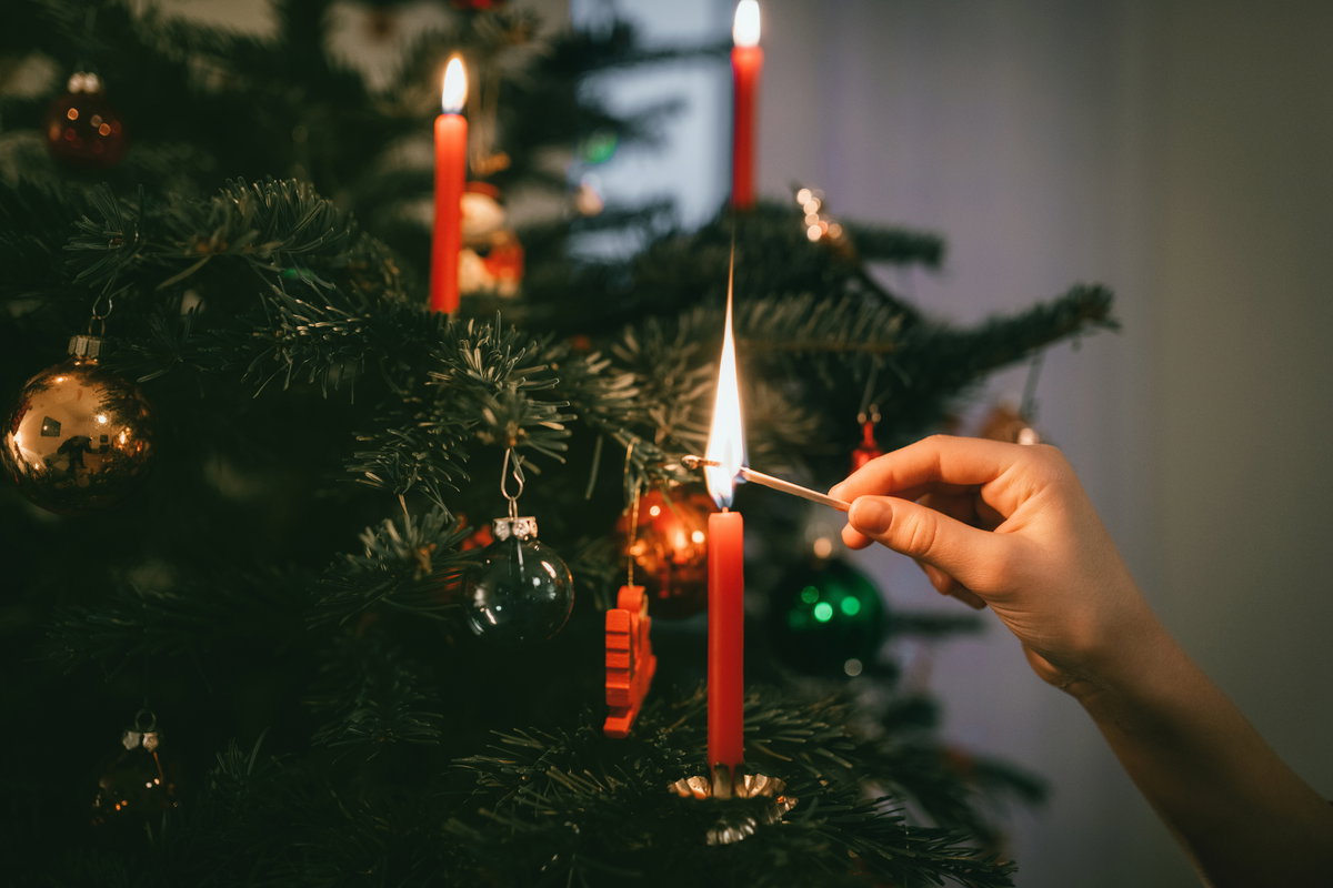 Kerze auf Tannenbaum