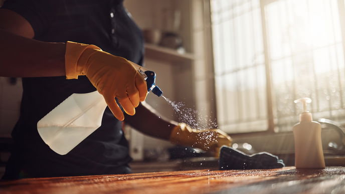 Klebereste entfernen: So klappt es schonend bei unterschiedlichen Materialien