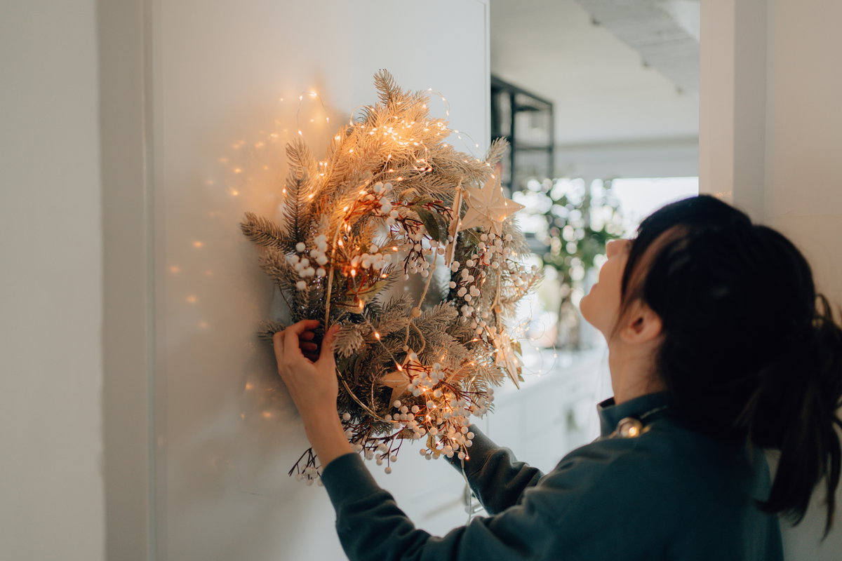Frau dekoriert weihnachtlich