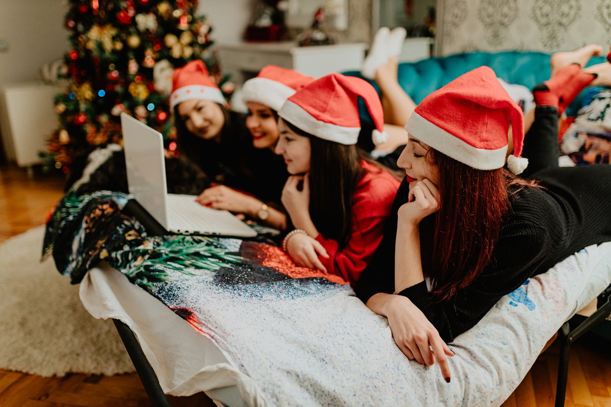 Mädchen schauen Weihnachtsfilm auf Laptop