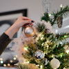 Weihnachtsbaum schmücken: 7 festliche Ideen und wichtige Tipps