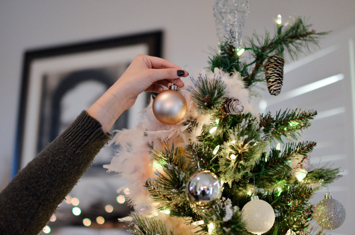 Weihnachtsbaum wird geschmückt