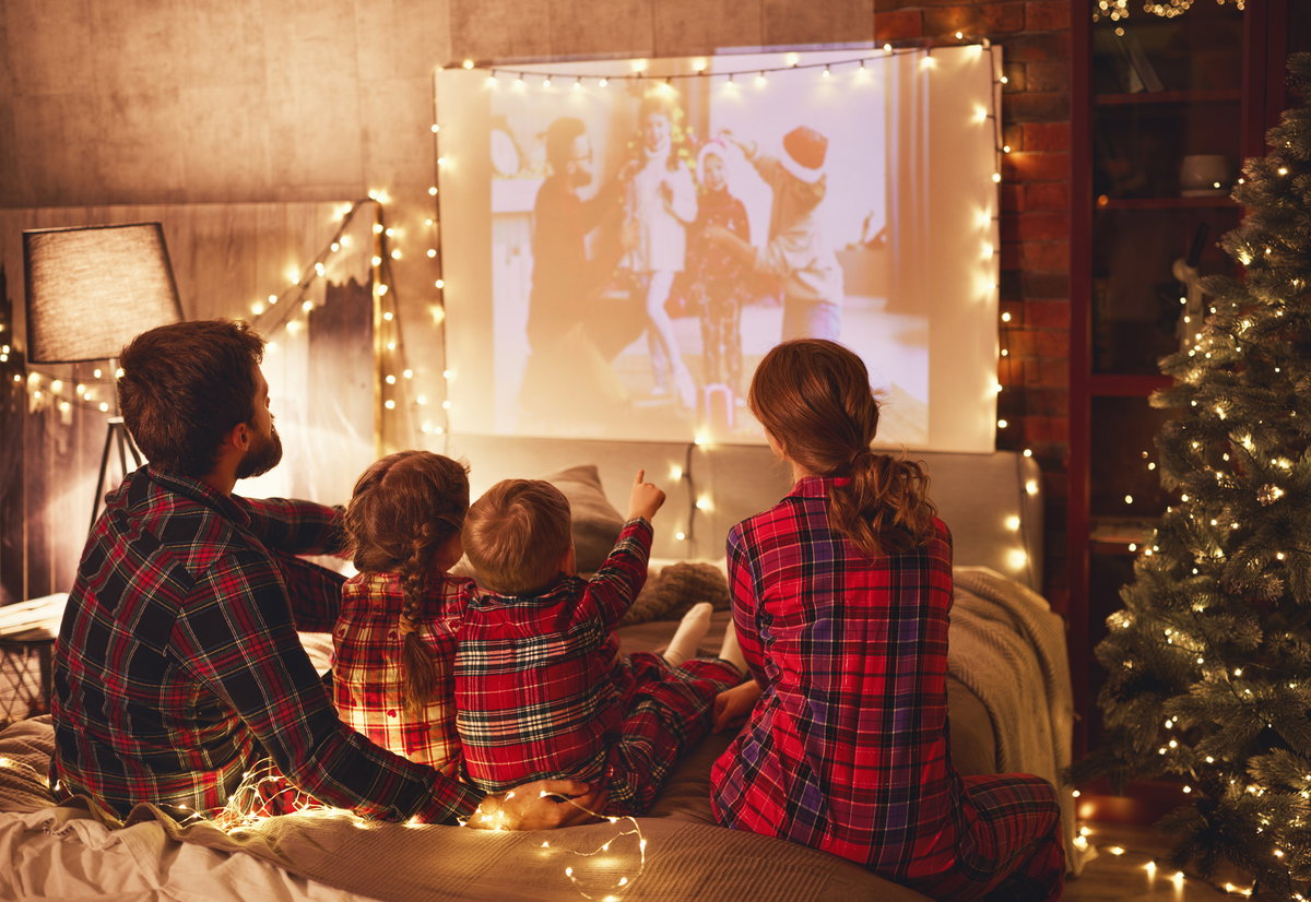 Familie schaut Weihnachtsfilme auf Beamer