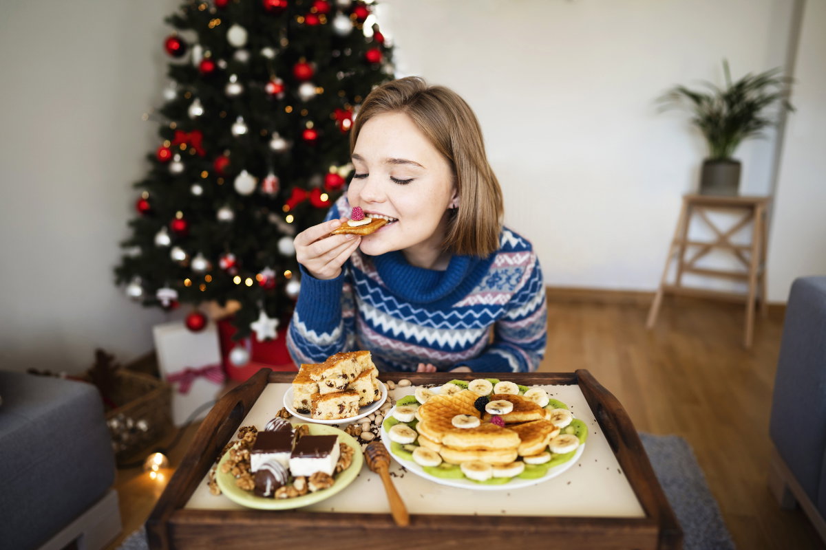 Frau isst Frühstück