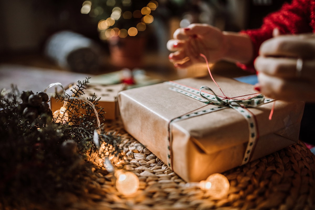 Geschenk wird verpackt