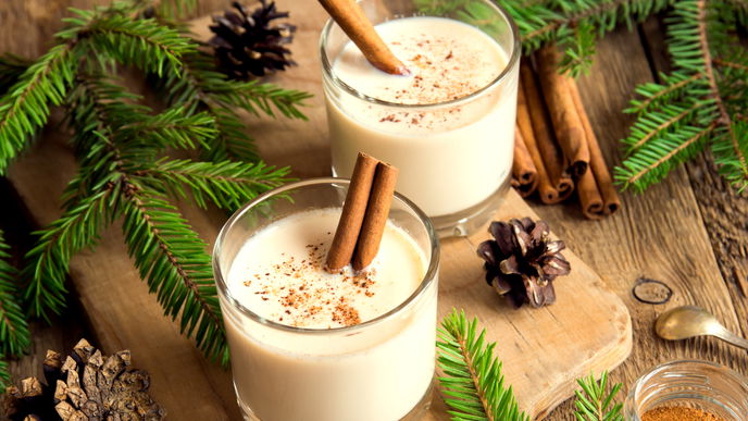 Winter Cocktail: Heiße Milch mit Gin und Zimt wärmt dich jetzt von innen