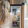 Beauty-Trend 2022: Kosmetik im Kühlschrank aufbewahren? Diesen Hack musst du kennen