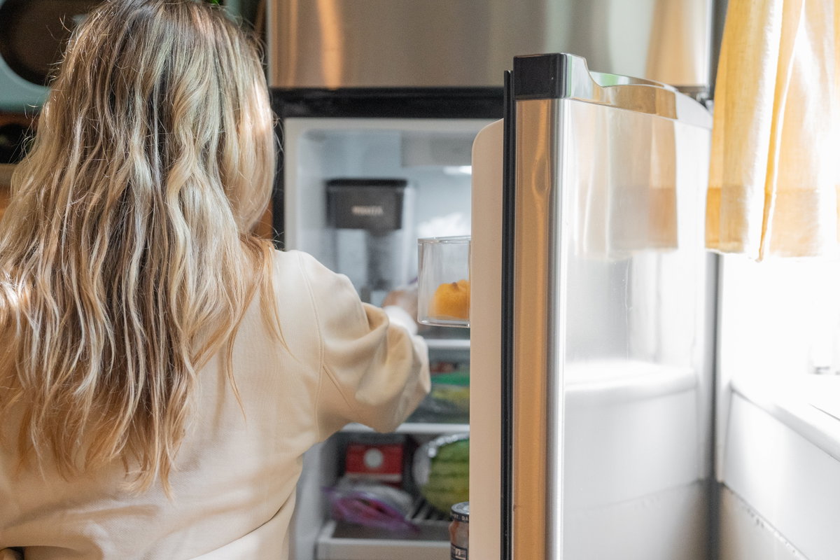 Frau vor dem Kühlschrank