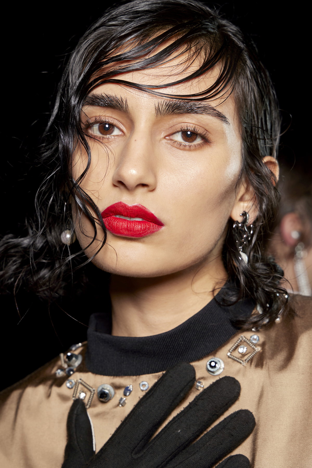 Model trägt rote Lippen an Weihnachten