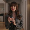 Très Chique! "Emily in Paris" bringt DIESEN klassischen Modetrend zurück