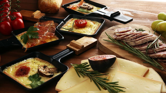Raclette rasch reinigen: Mit dieser Anleitung strahlt es wieder wie neu