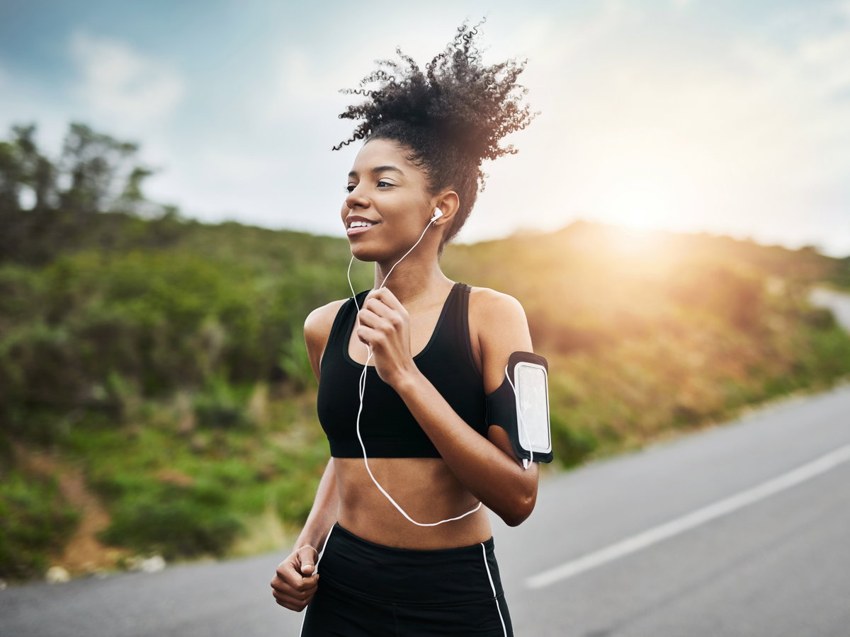 Frau hört Musik beim Joggen