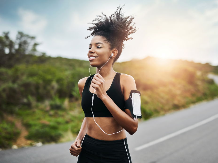 Frau hört Musik beim Joggen