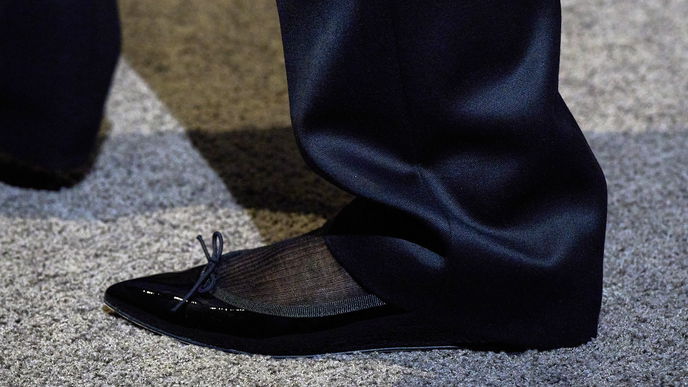 Flach, aber oho! Diese flachen Schuhe tragen wir an Weihnachten und Silvester lieber als High Heels