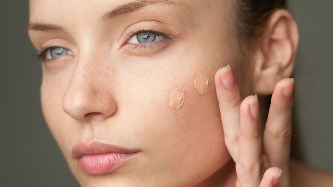 Auch mit trockener Haut: Diese 4 Foundation-Tricks solltest du kennen