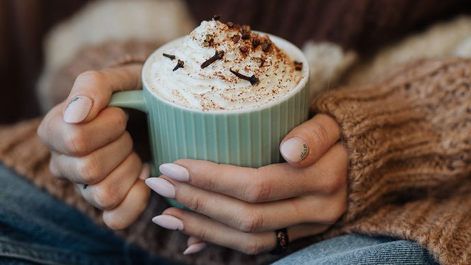 Jetzt wird es verrückt! So bereitest du den Winter-Drink "Heiße Oma" zu