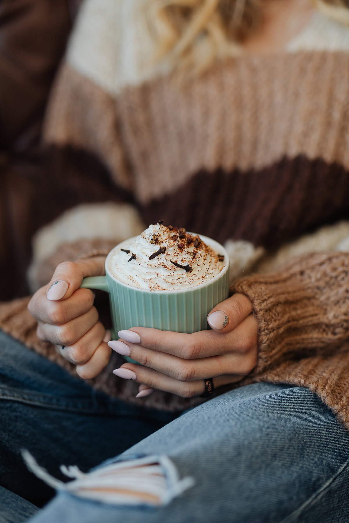 Frau hält Tasse mit Heißgetränk