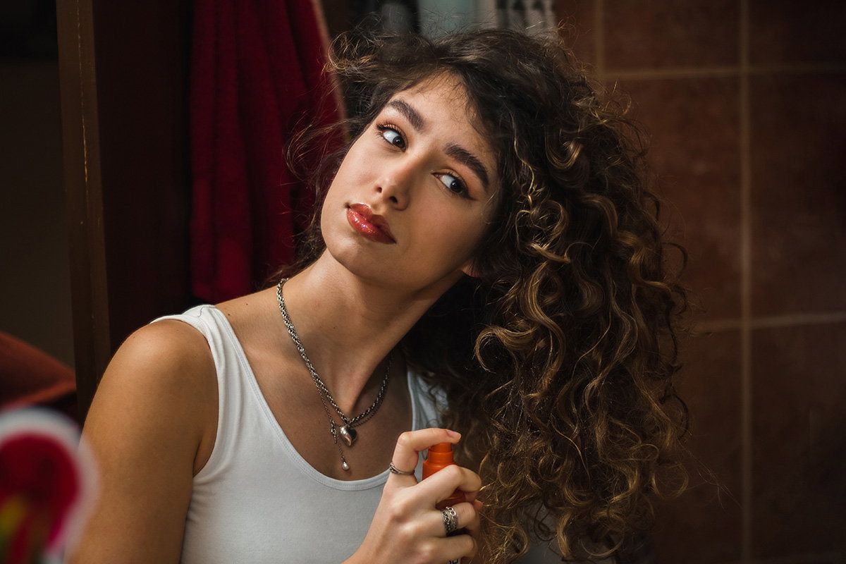 Frau stylt ihre Locken