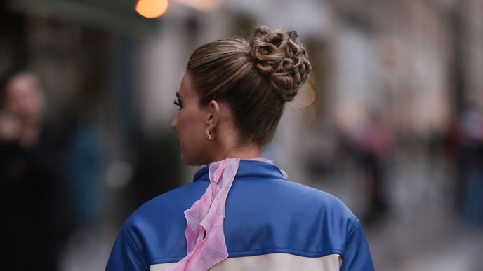Jetzt wird es romantisch: Der "Rose Bun" ist die eleganteste Frisur im Frühling
