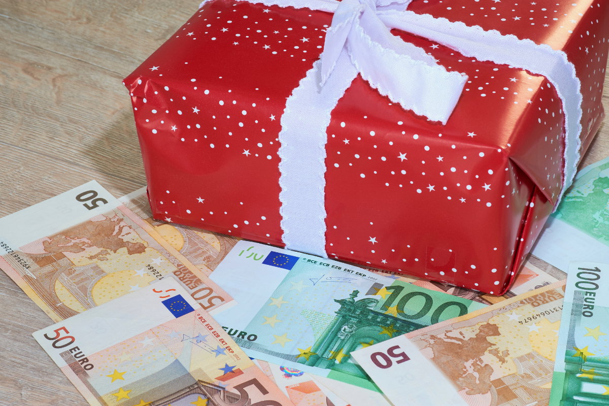 Geldscheine und Geschenk