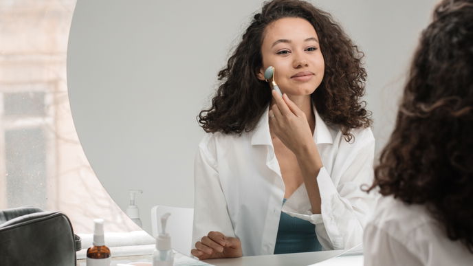 Gesichtsmassage: Die besten Tools und Techniken für eine straffe Haut