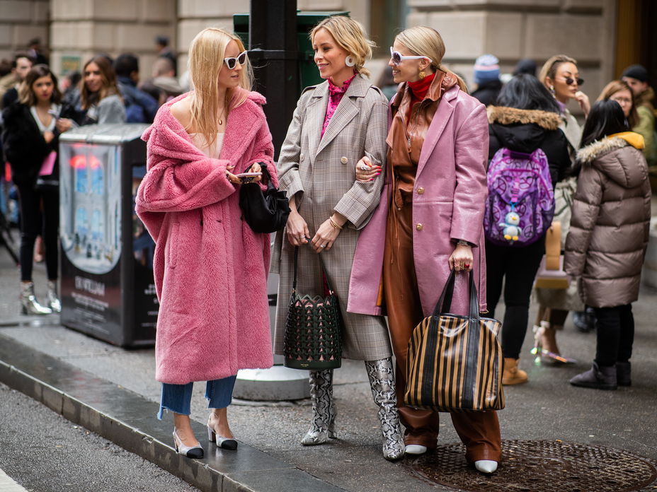 Frauen tragen pinke Kleidung