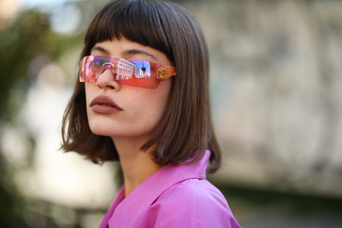 Frau mit Pony und großer Sonnebrille