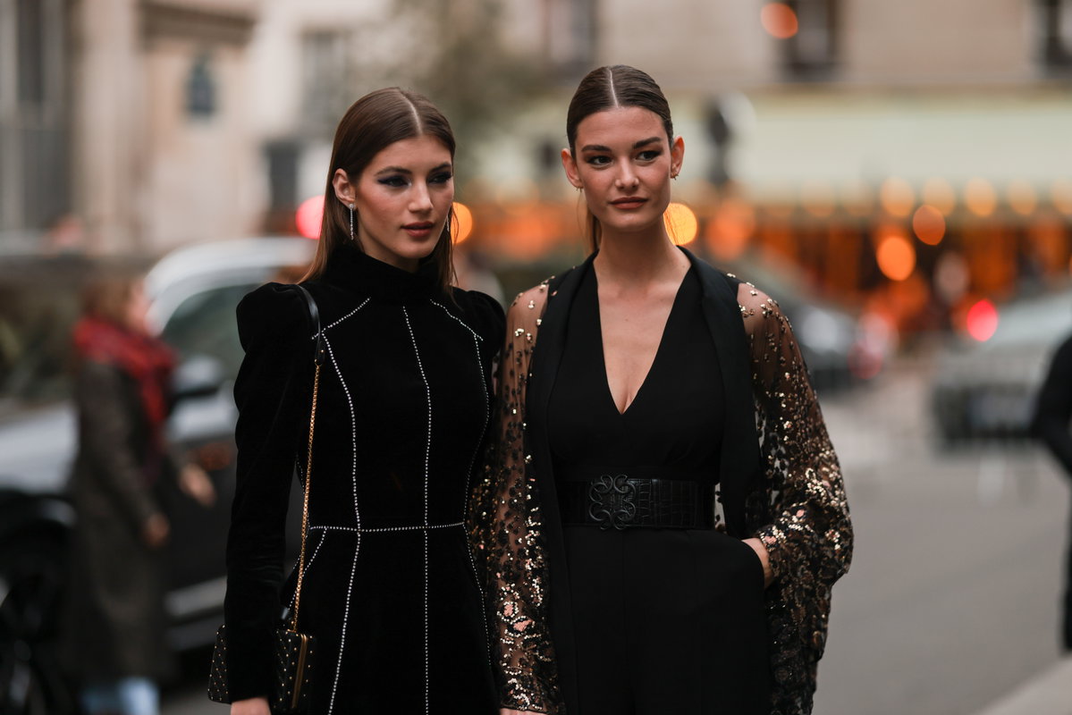 Zwei frauen tragen Samtkleid