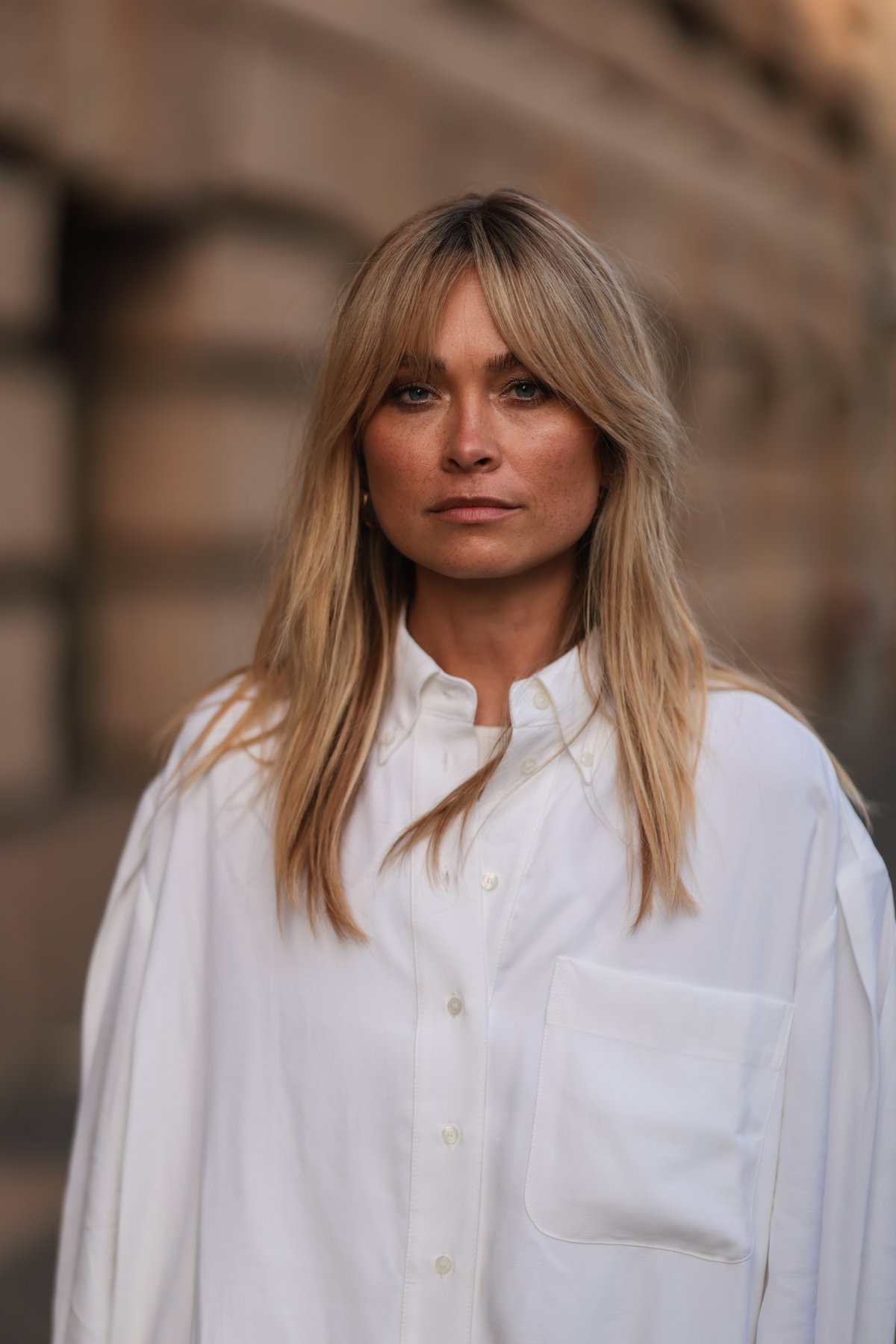 Frau mit blonden Bangs