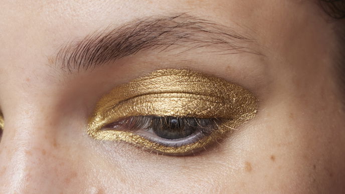 Make-up-Trend Weihnachten 2022: Pompös! Goldener Lidschatten wird an Weihnachten so getragen