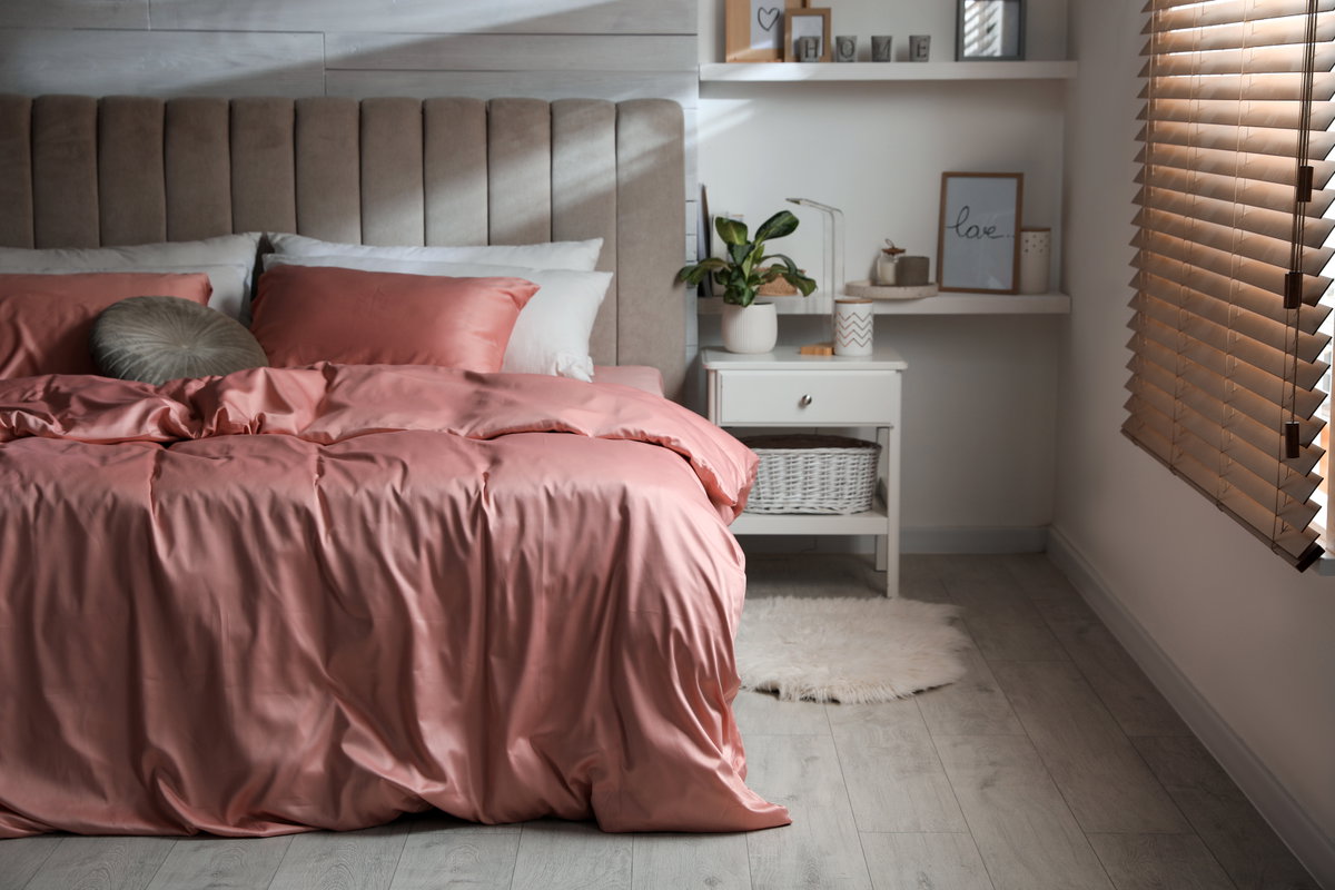 Bett mit Seidenbettwäsche