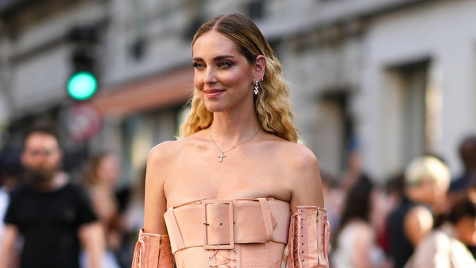 Einmal Glam, bitte! Mit “Low Waves” verleihst du deinen Haaren ein edles Upgrade für die Festtage