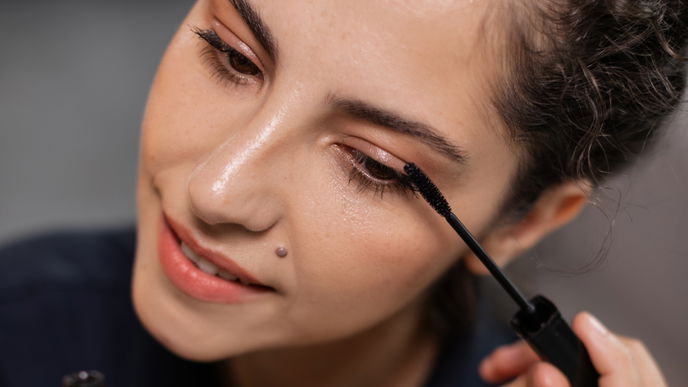 Diese Mascara frischt deine getuschten Wimpern wieder auf, ohne sie zu verklumpen