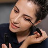 Diese Mascara frischt deine getuschten Wimpern wieder auf, ohne sie zu verklumpen