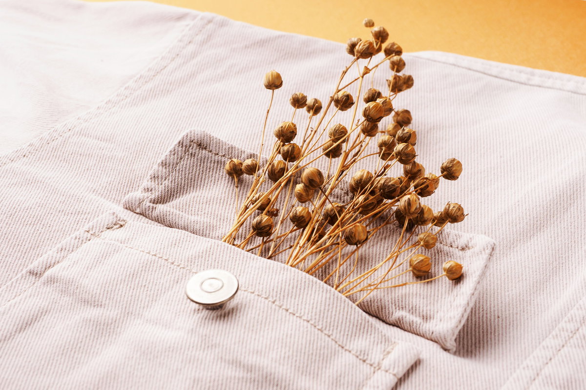Jeansjacke mit Trockenblumen