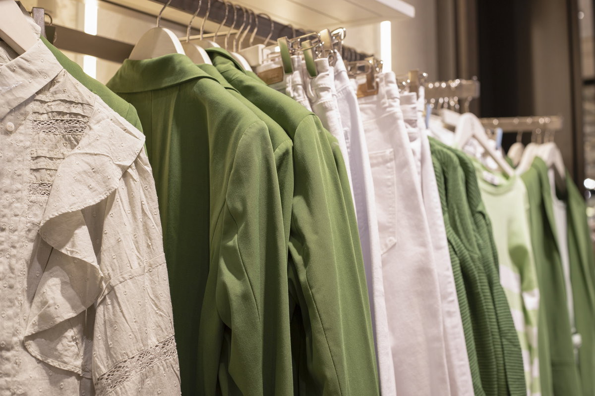 Weiße und Grüne Kleidung