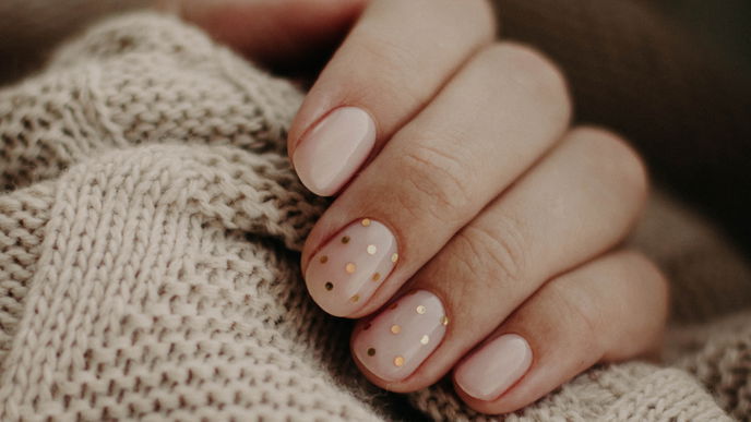 Weniger ist mehr! So tragen wir die "Minimal Monochrome Nails" auf unseren Fingernägeln