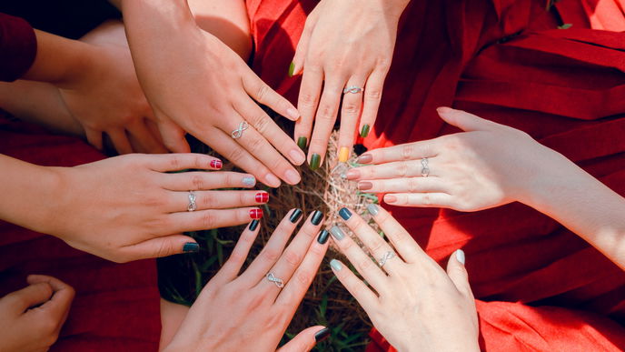 Taste the rainbow! Mit den "Skittle Nails" holen wir uns den Regenbogen auf die Fingernägel