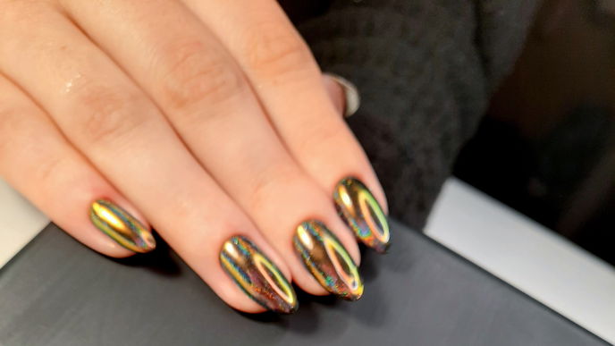 Es wird glamourös! Fingernägel in "Chrome" Optik sind 2023 nicht wegzudenken