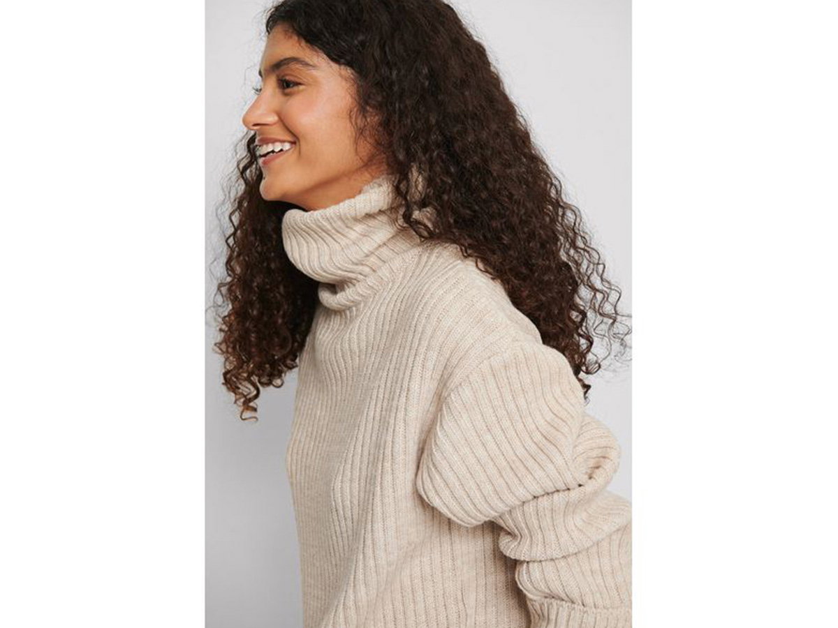 Gerippter Strickpullover mit Rollkragen
