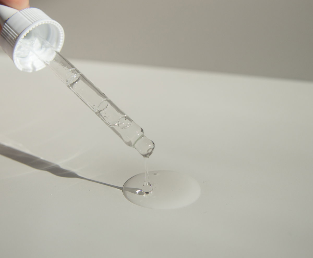Gesichtsserum in der Pipette