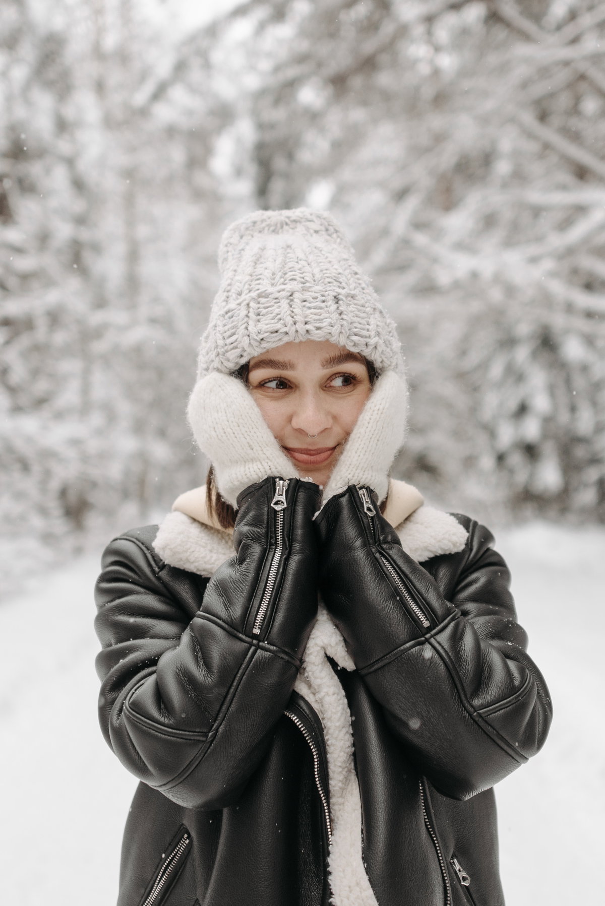 Frau mit Handschuhen steht im Schnee