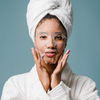 Gesichtsmaske über Make-up? Dieser unglaubliche Beauty-Trick frischt deine Foundation auf