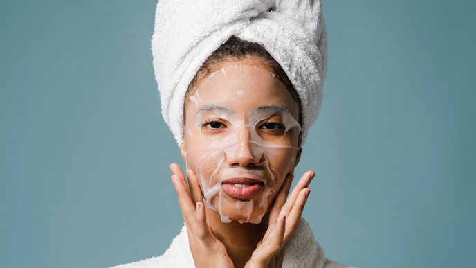 Gesichtsmaske über Make-up? Dieser unglaubliche Beauty-Trick frischt deine Foundation auf
