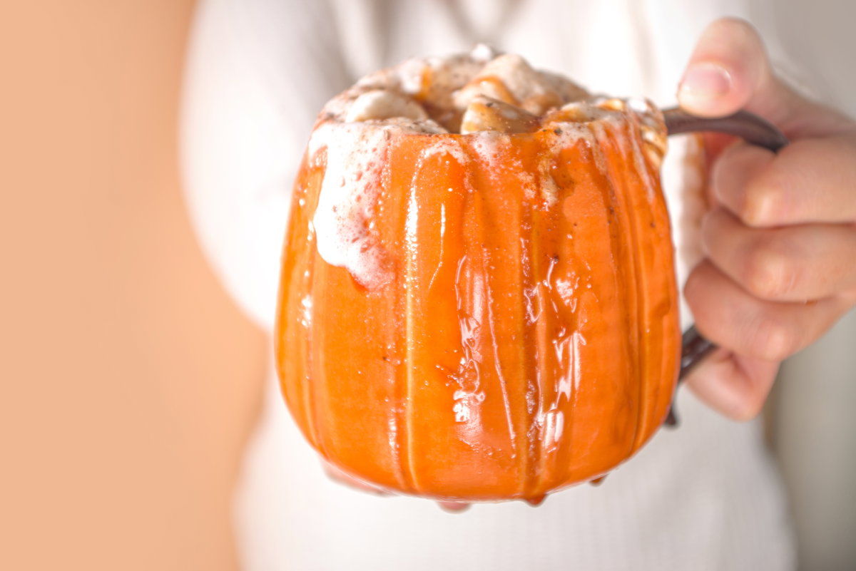 Pumpkin Spice Latte im Kürbis-Becher