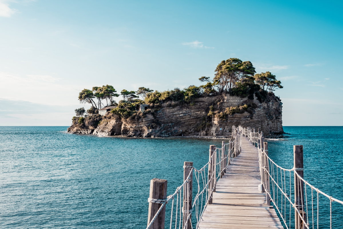 Brücke führt zu Insel