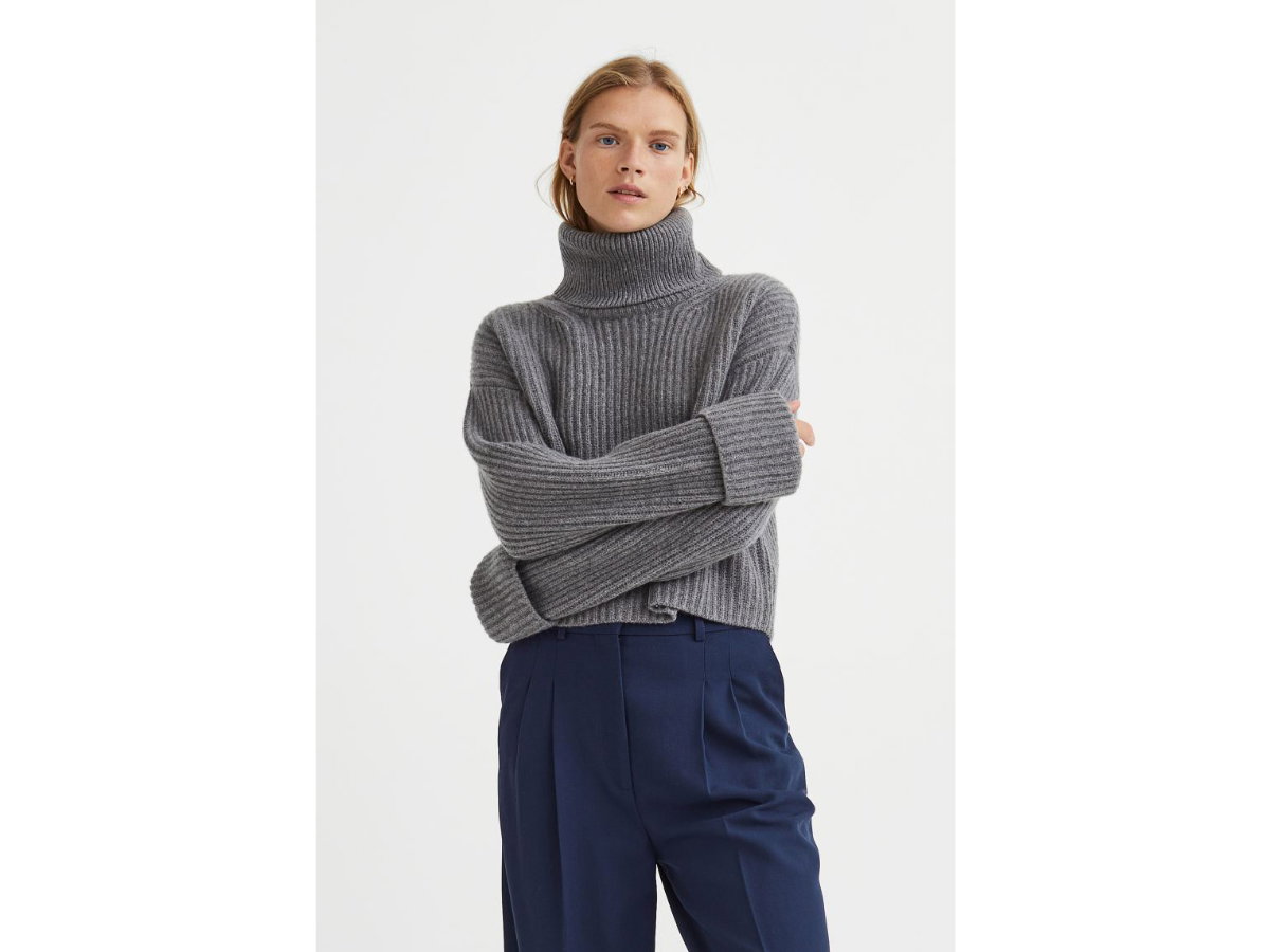 Lockerer Rollkragenpullover in weichem Rippstrick